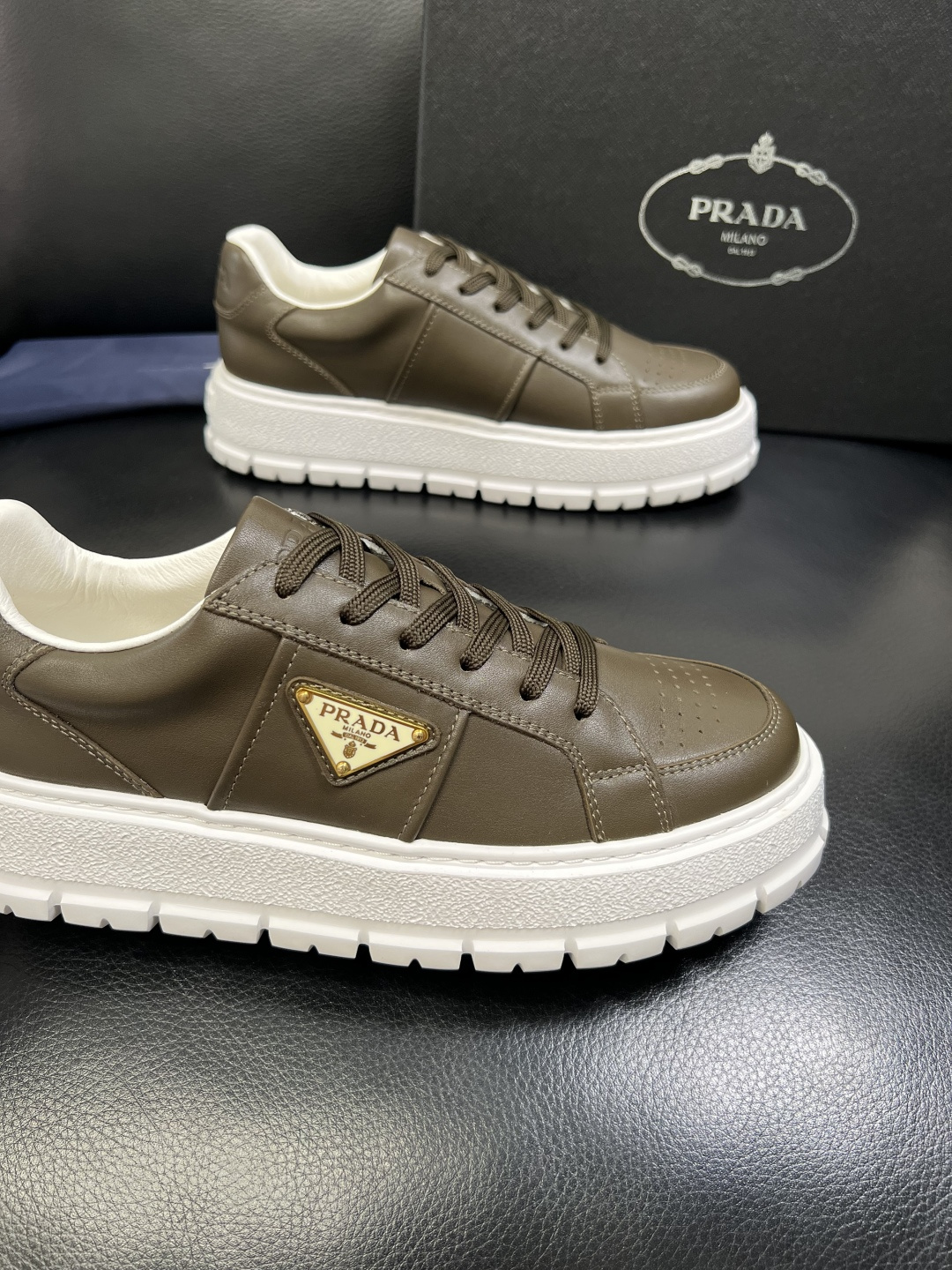 Prada 顶级工艺品，普拉达 专柜同步，原厂配置意大利进口牛皮拼布面料，进口牛皮内里垫，透气舒适，鞋底