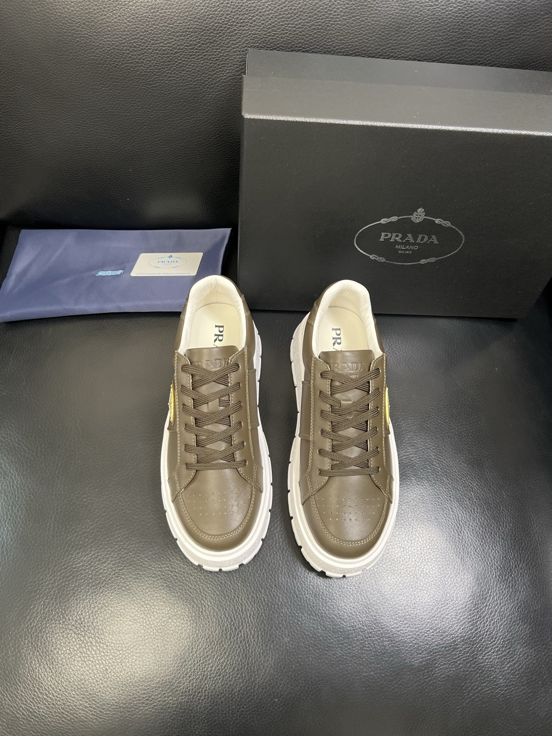 Prada 顶级工艺品，普拉达 专柜同步，原厂配置意大利进口牛皮拼布面料，进口牛皮内里垫，透气舒适，鞋底