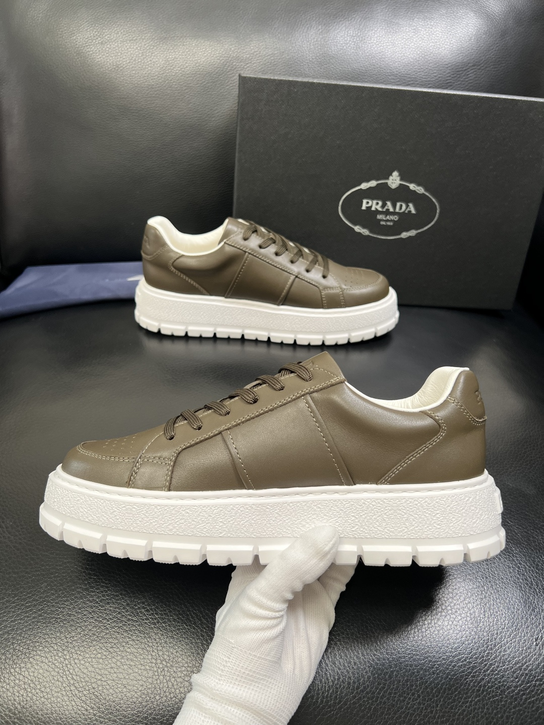 Prada 顶级工艺品，普拉达 专柜同步，原厂配置意大利进口牛皮拼布面料，进口牛皮内里垫，透气舒适，鞋底