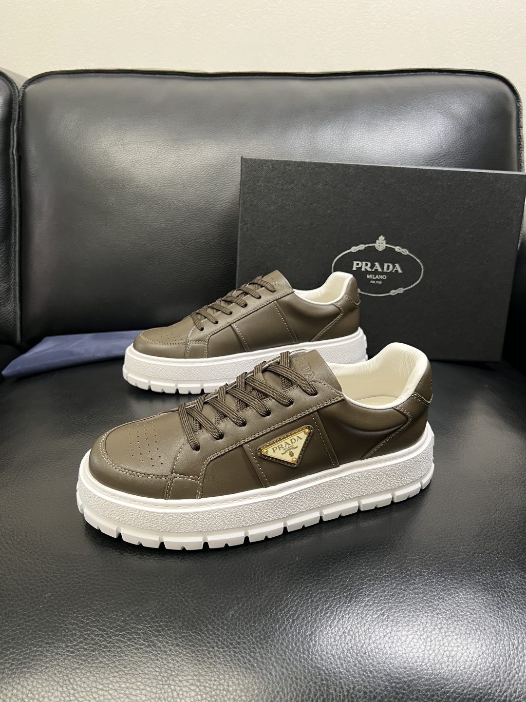 Prada 顶级工艺品，普拉达 专柜同步，原厂配置意大利进口牛皮拼布面料，进口牛皮内里垫，透气舒适，鞋底