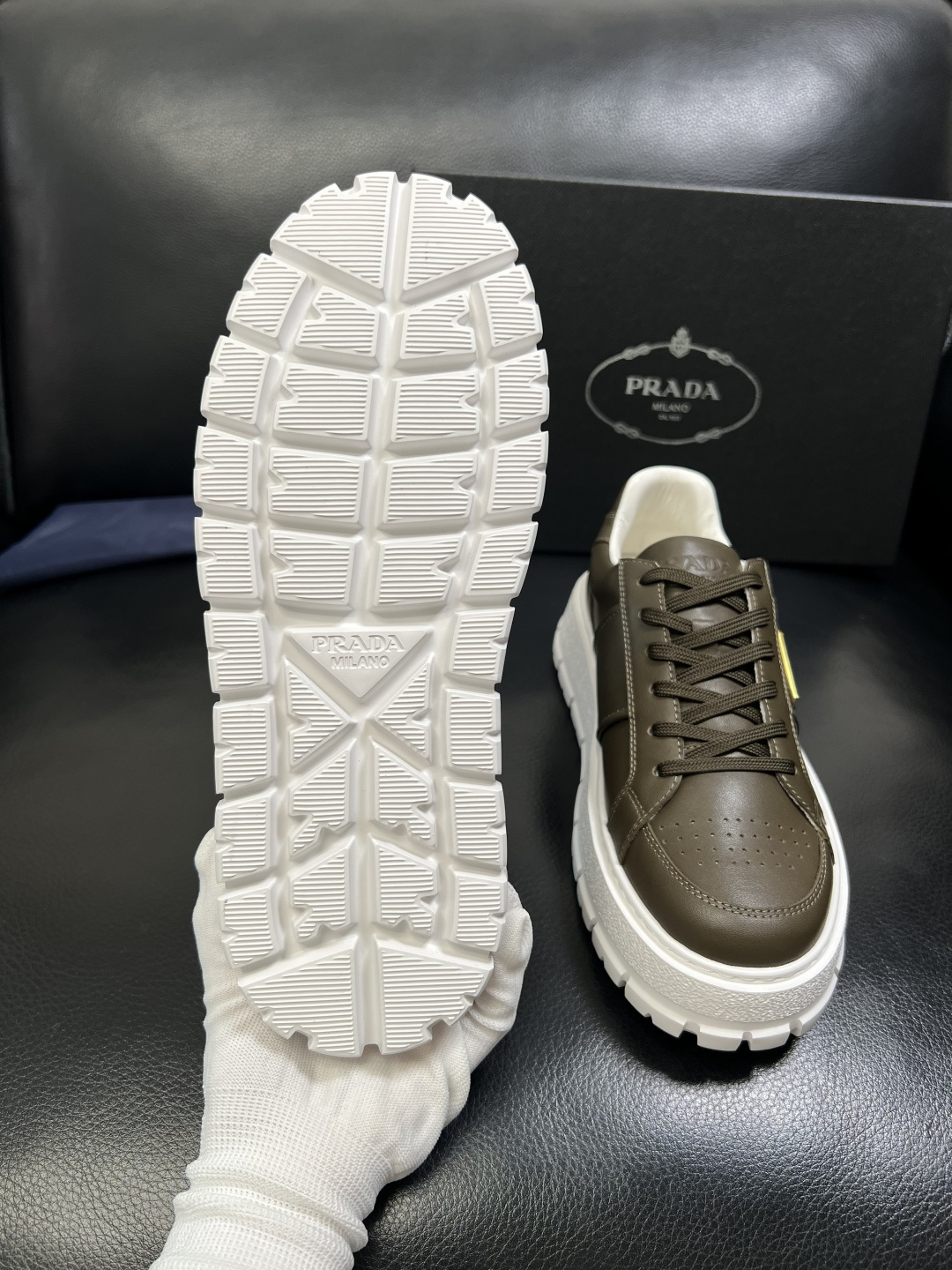 Prada 顶级工艺品，普拉达 专柜同步，原厂配置意大利进口牛皮拼布面料，进口牛皮内里垫，透气舒适，鞋底