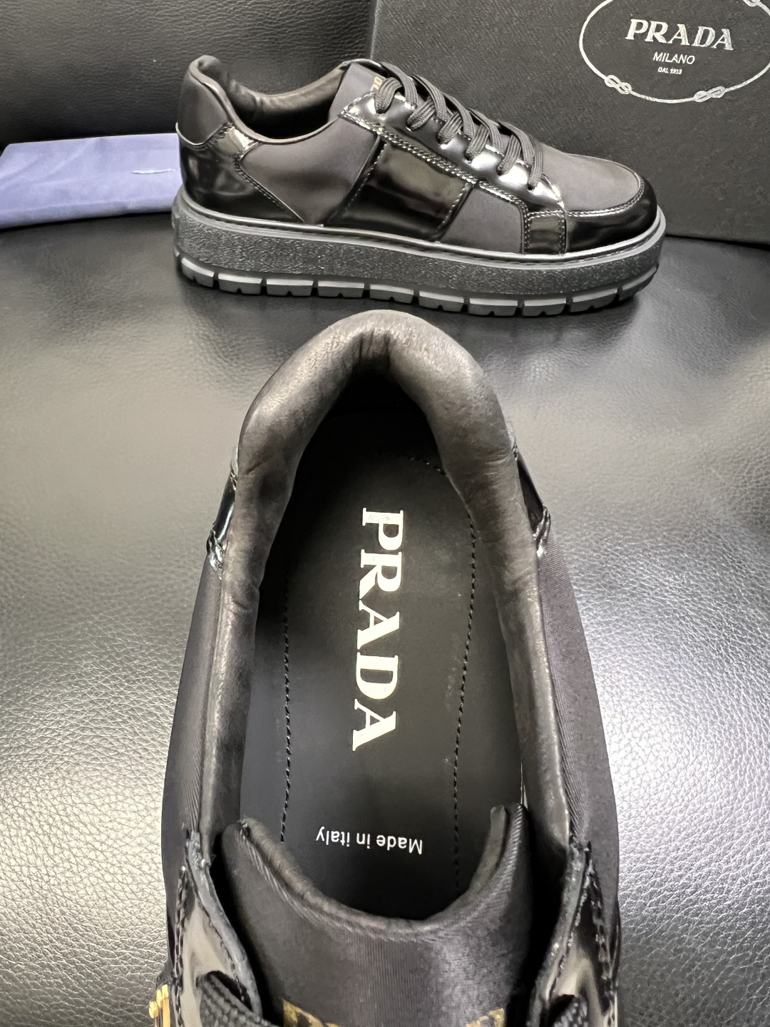 Prada 顶级工艺品，普拉达 专柜同步，原厂配置意大利进口牛皮拼布面料，进口牛皮内里垫，透气舒适，鞋底