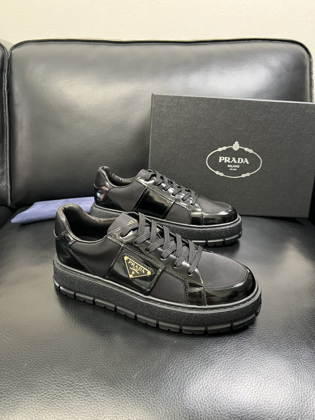 Prada 顶级工艺品，普拉达 专柜同步，原厂配置意大利进口牛皮拼布面料，进口牛皮内里垫，透气舒适，鞋底