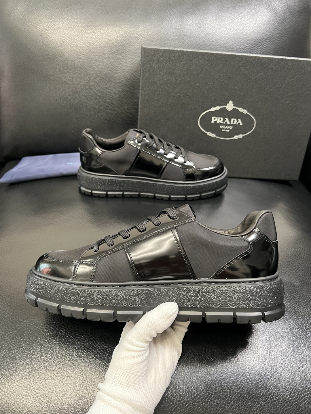 Prada 顶级工艺品，普拉达 专柜同步，原厂配置意大利进口牛皮拼布面料，进口牛皮内里垫，透气舒适，鞋底