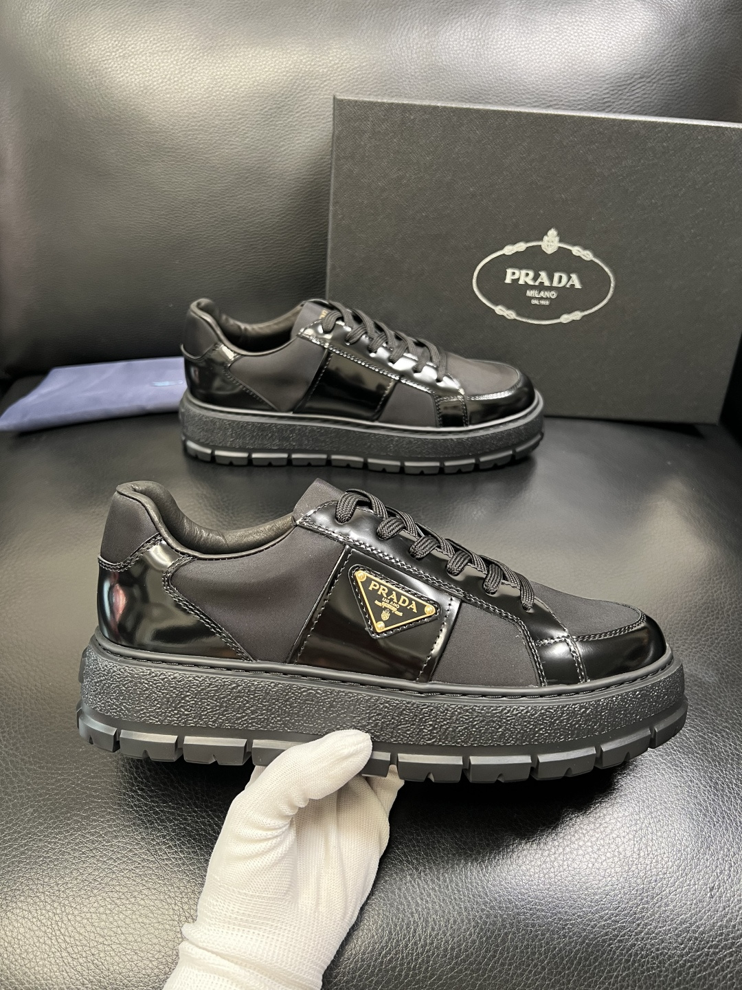 Prada 顶级工艺品，普拉达 专柜同步，原厂配置意大利进口牛皮拼布面料，进口牛皮内里垫，透气舒适，鞋底