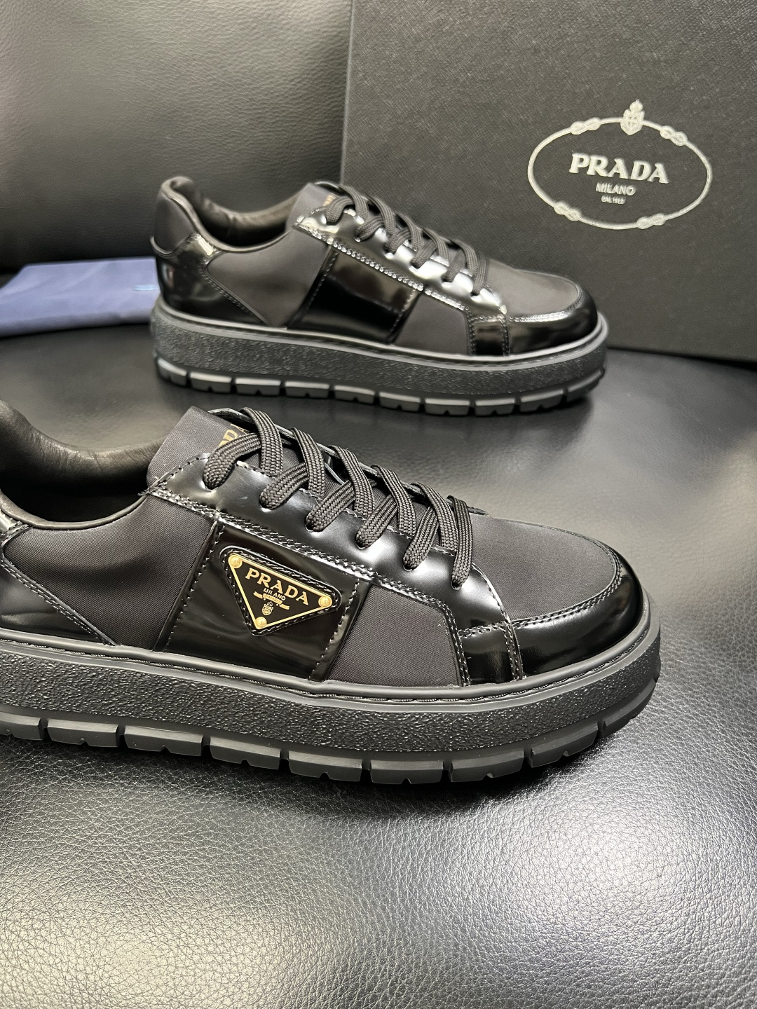 Prada 顶级工艺品，普拉达 专柜同步，原厂配置意大利进口牛皮拼布面料，进口牛皮内里垫，透气舒适，鞋底