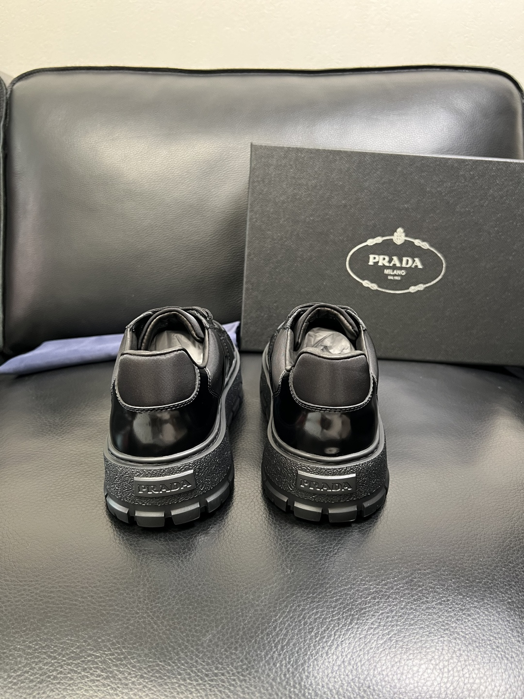 Prada 顶级工艺品，普拉达 专柜同步，原厂配置意大利进口牛皮拼布面料，进口牛皮内里垫，透气舒适，鞋底