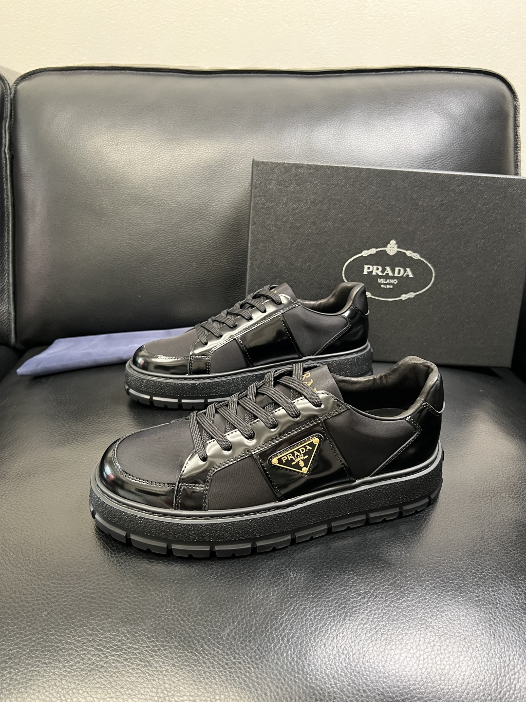 Prada 顶级工艺品，普拉达 专柜同步，原厂配置意大利进口牛皮拼布面料，进口牛皮内里垫，透气舒适，鞋底