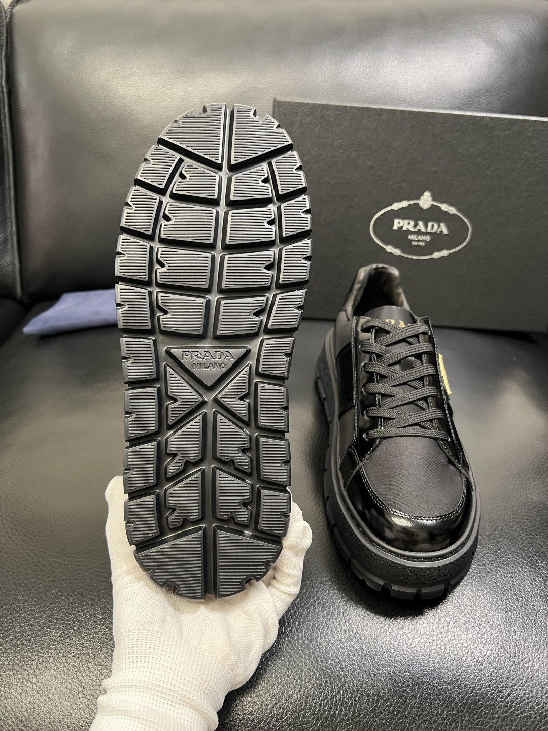 Prada 顶级工艺品，普拉达 专柜同步，原厂配置意大利进口牛皮拼布面料，进口牛皮内里垫，透气舒适，鞋底