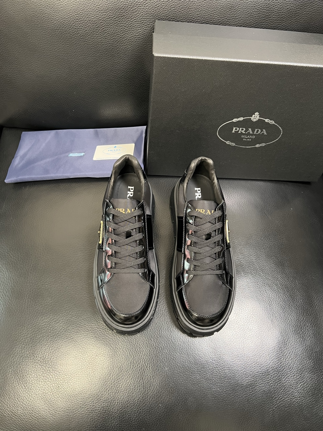 Prada 顶级工艺品，普拉达 专柜同步，原厂配置意大利进口牛皮拼布面料，进口牛皮内里垫，透气舒适，鞋底