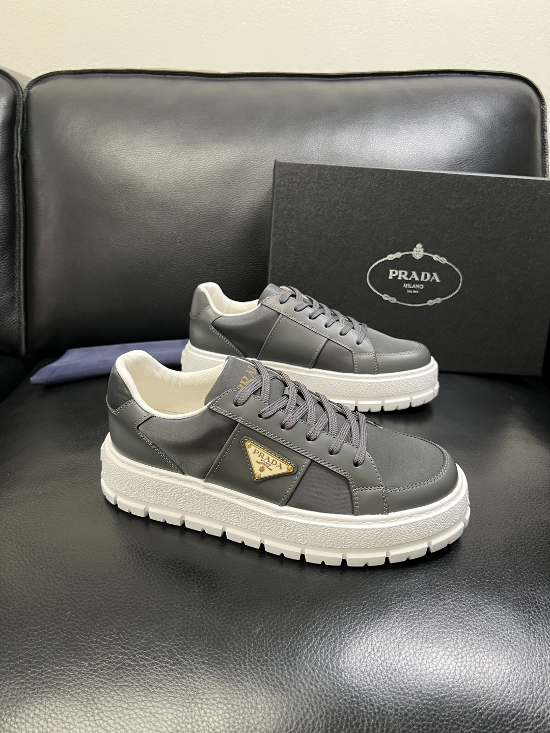 Prada 顶级工艺品，普拉达 专柜同步，原厂配置意大利进口牛皮拼布面料，进口牛皮内里垫，透气舒适，鞋底