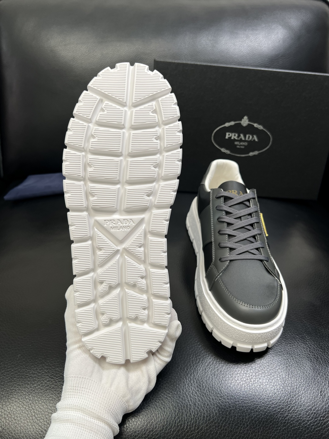 Prada 顶级工艺品，普拉达 专柜同步，原厂配置意大利进口牛皮拼布面料，进口牛皮内里垫，透气舒适，鞋底