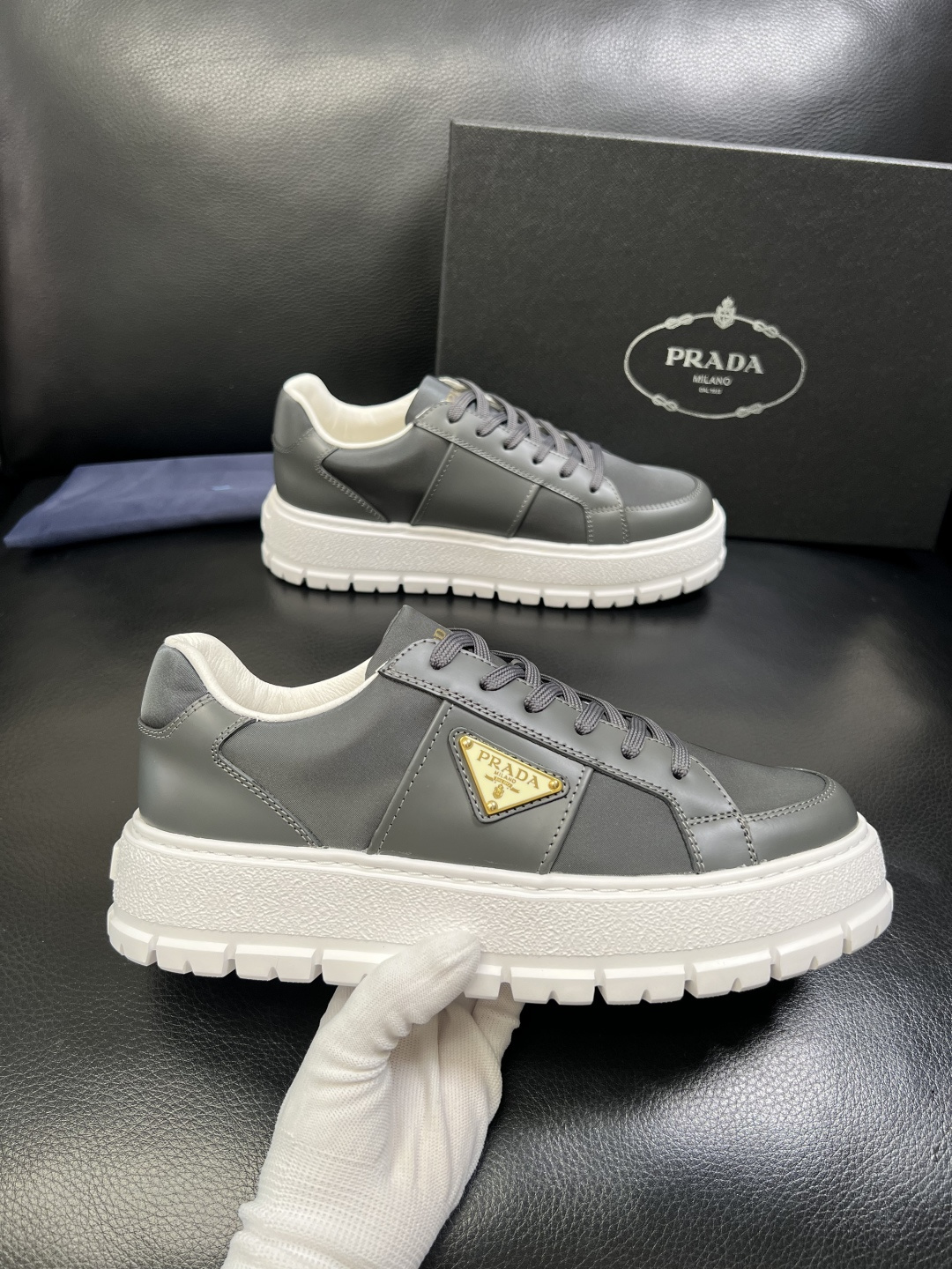 Prada 顶级工艺品，普拉达 专柜同步，原厂配置意大利进口牛皮拼布面料，进口牛皮内里垫，透气舒适，鞋底