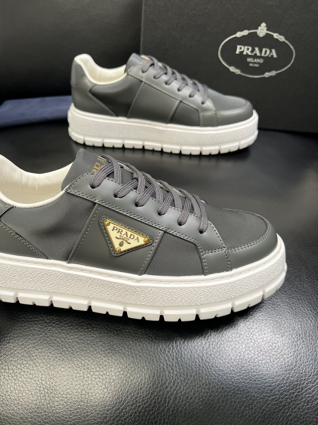 Prada 顶级工艺品，普拉达 专柜同步，原厂配置意大利进口牛皮拼布面料，进口牛皮内里垫，透气舒适，鞋底