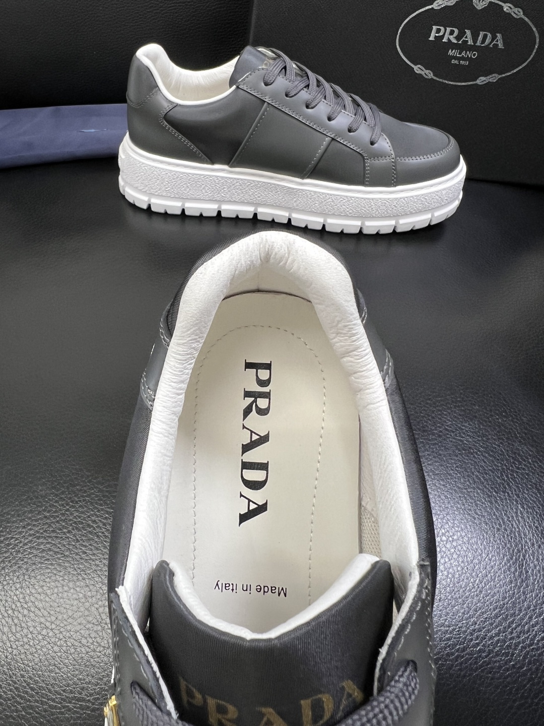 Prada 顶级工艺品，普拉达 专柜同步，原厂配置意大利进口牛皮拼布面料，进口牛皮内里垫，透气舒适，鞋底