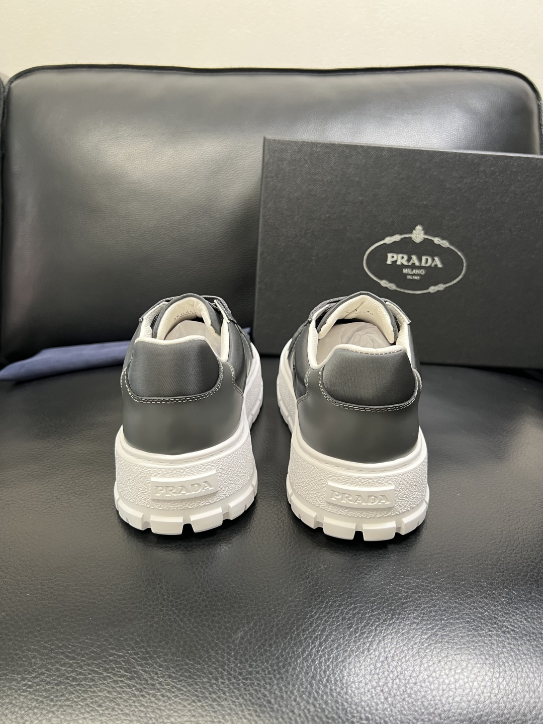 Prada 顶级工艺品，普拉达 专柜同步，原厂配置意大利进口牛皮拼布面料，进口牛皮内里垫，透气舒适，鞋底