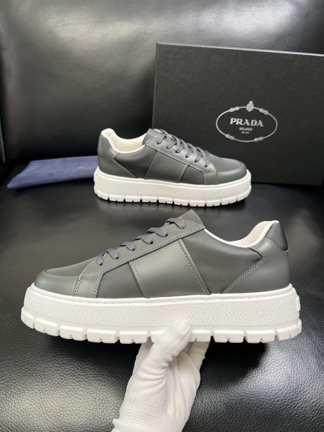 Prada 顶级工艺品，普拉达 专柜同步，原厂配置意大利进口牛皮拼布面料，进口牛皮内里垫，透气舒适，鞋底