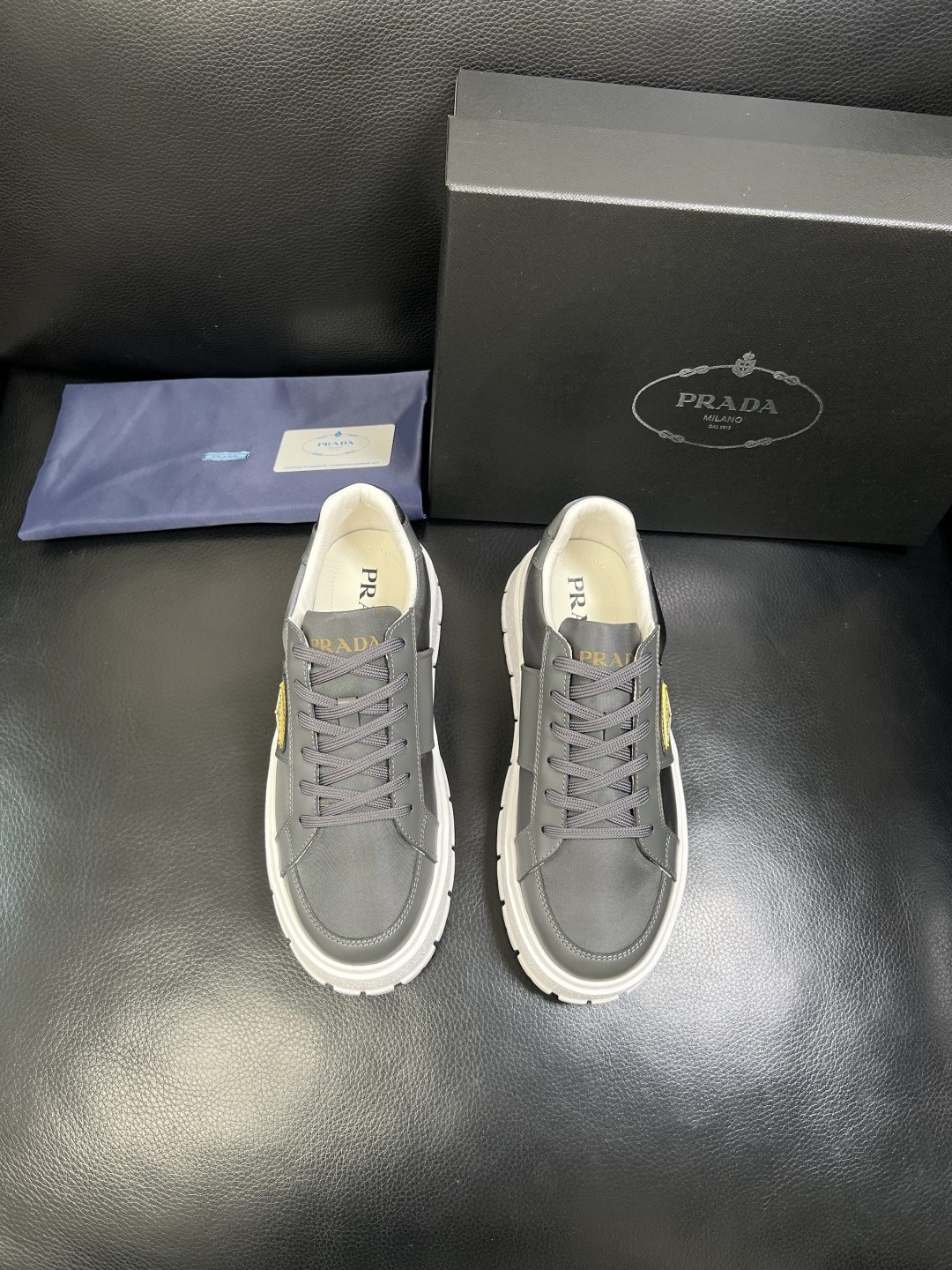 Prada 顶级工艺品，普拉达 专柜同步，原厂配置意大利进口牛皮拼布面料，进口牛皮内里垫，透气舒适，鞋底