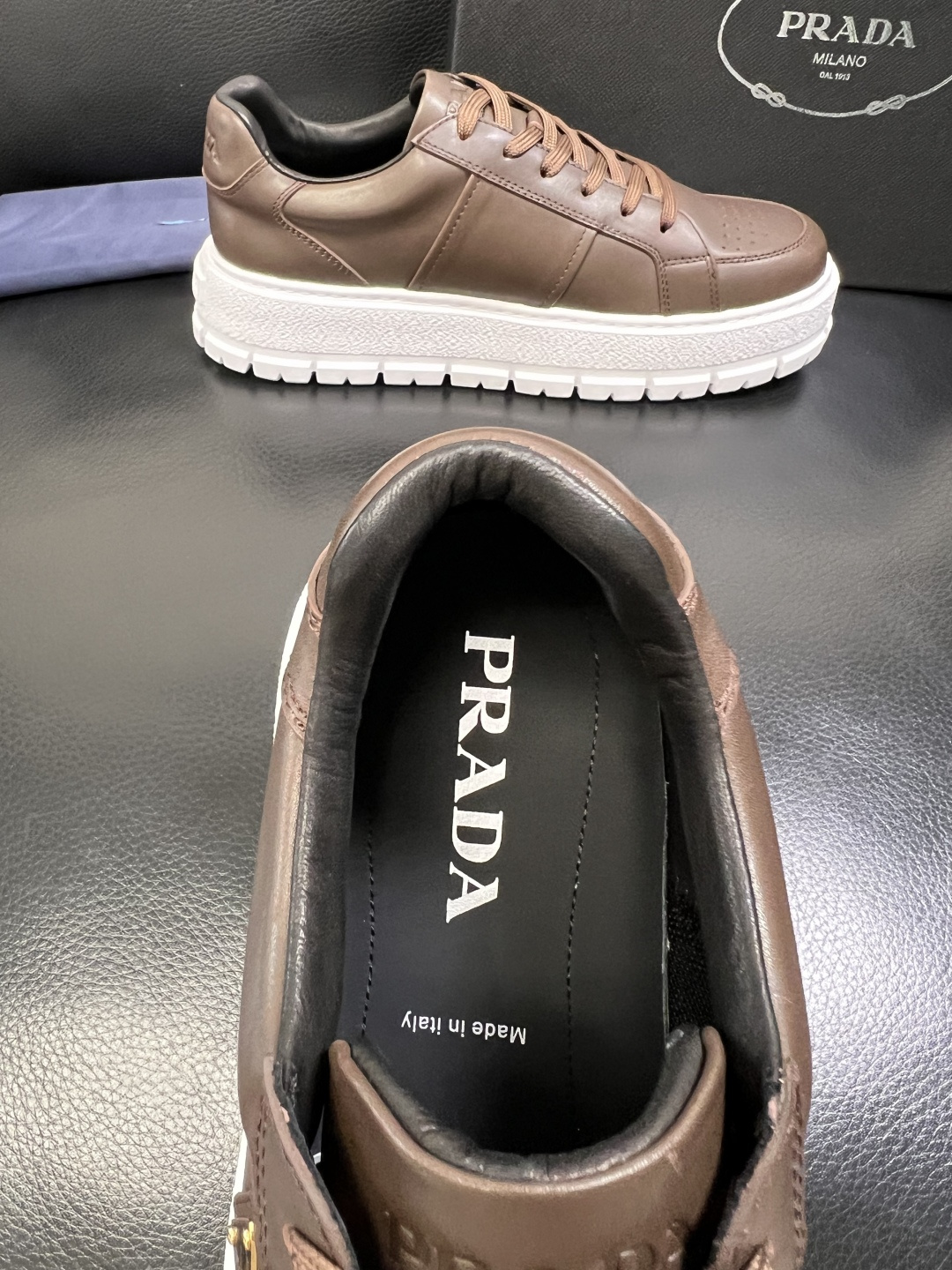 Prada 顶级工艺品，普拉达 专柜同步，原厂配置意大利进口牛皮拼布面料，进口牛皮内里垫，透气舒适，鞋底