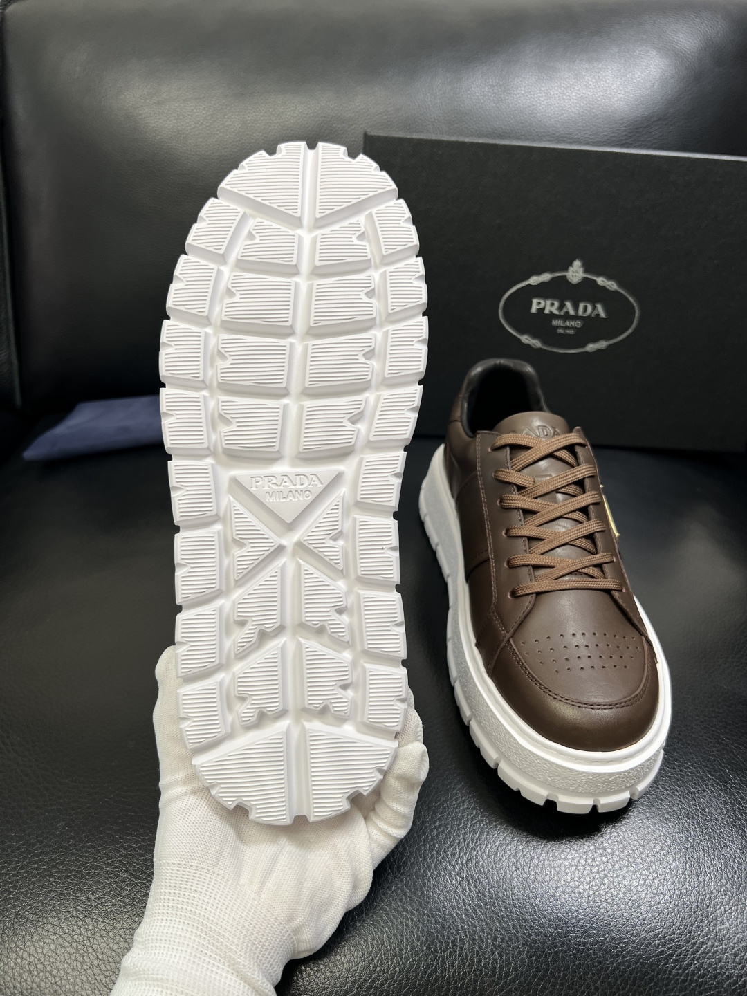 Prada 顶级工艺品，普拉达 专柜同步，原厂配置意大利进口牛皮拼布面料，进口牛皮内里垫，透气舒适，鞋底