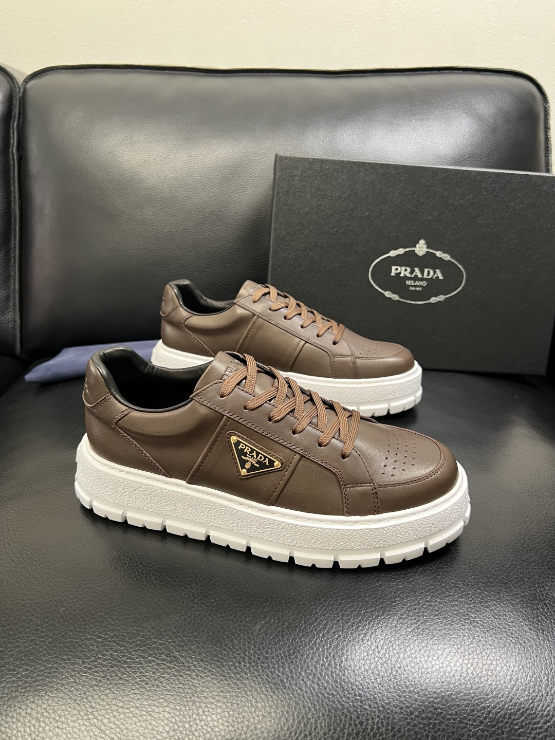 Prada 顶级工艺品，普拉达 专柜同步，原厂配置意大利进口牛皮拼布面料，进口牛皮内里垫，透气舒适，鞋底