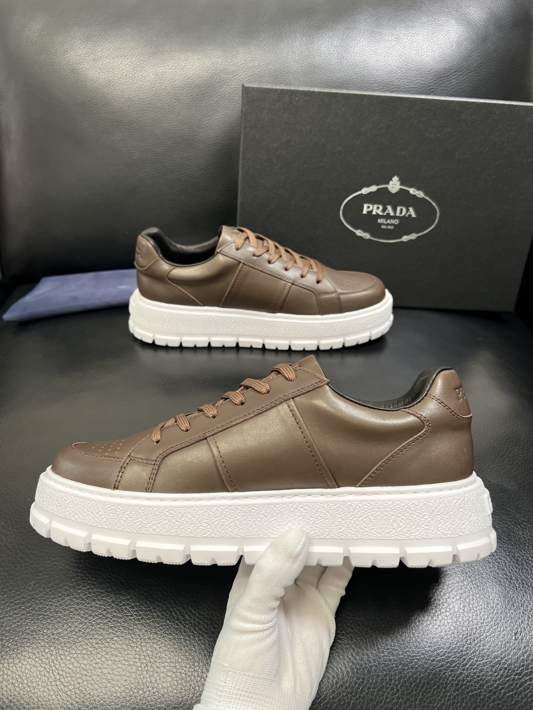 Prada 顶级工艺品，普拉达 专柜同步，原厂配置意大利进口牛皮拼布面料，进口牛皮内里垫，透气舒适，鞋底