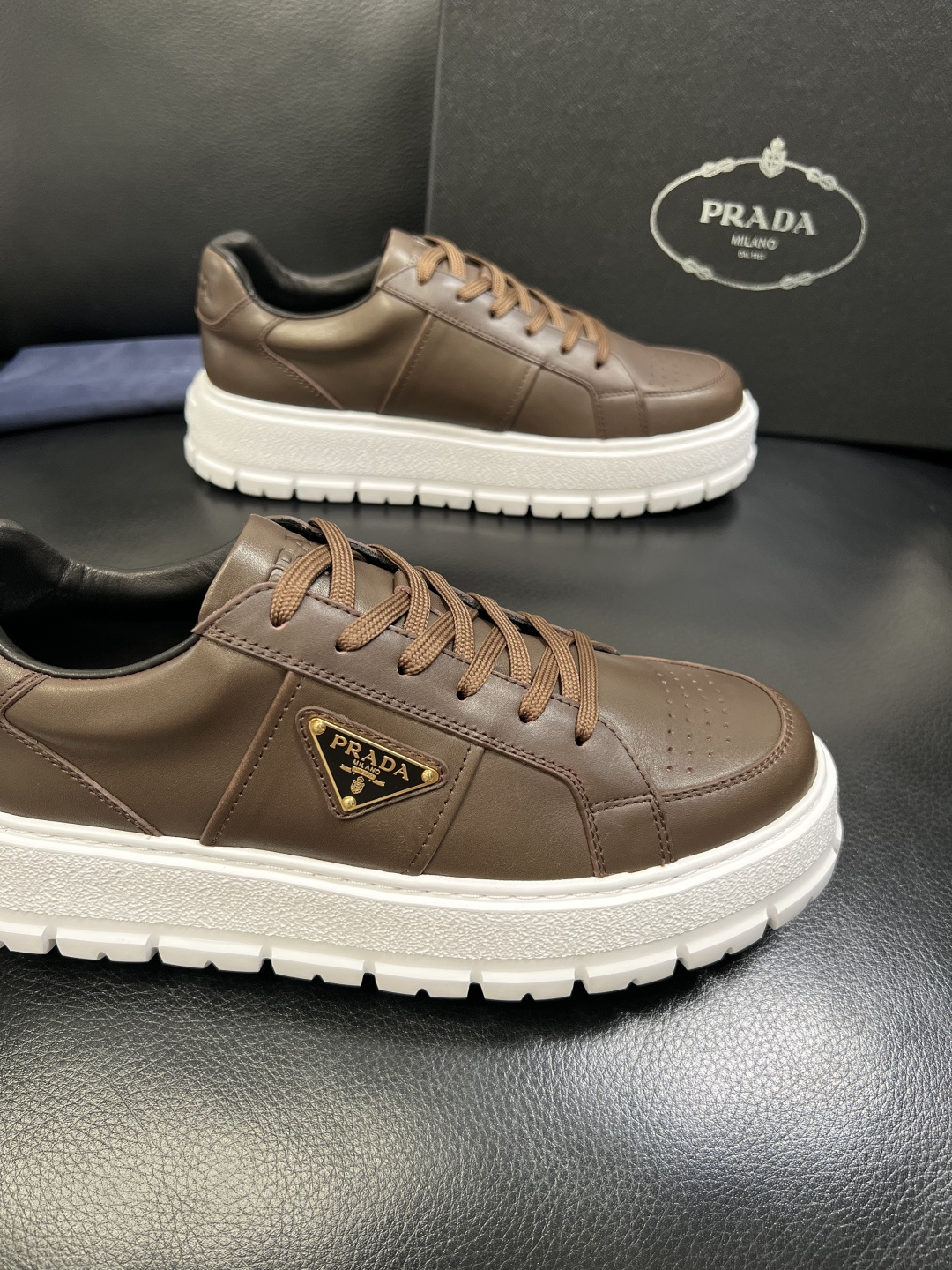 Prada 顶级工艺品，普拉达 专柜同步，原厂配置意大利进口牛皮拼布面料，进口牛皮内里垫，透气舒适，鞋底