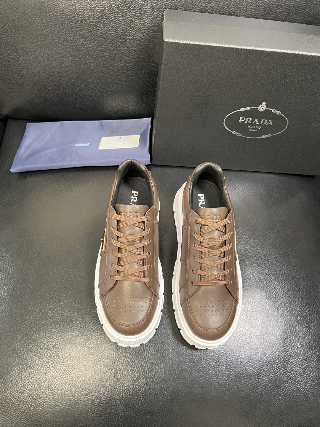 Prada 顶级工艺品，普拉达 专柜同步，原厂配置意大利进口牛皮拼布面料，进口牛皮内里垫，透气舒适，鞋底