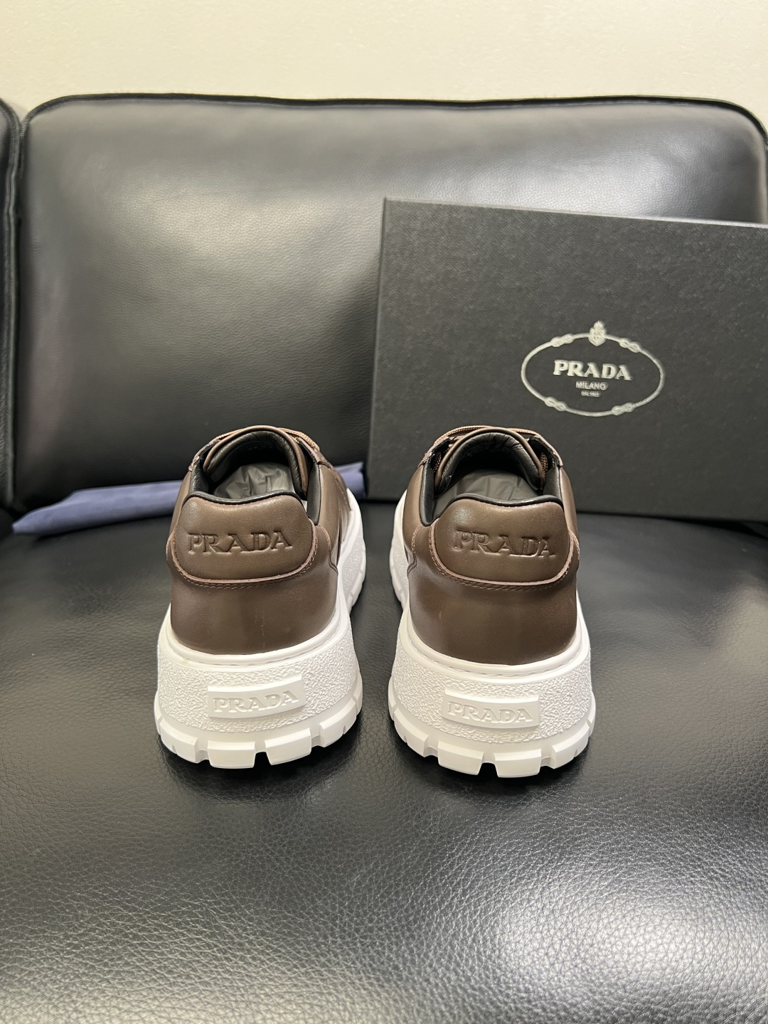 Prada 顶级工艺品，普拉达 专柜同步，原厂配置意大利进口牛皮拼布面料，进口牛皮内里垫，透气舒适，鞋底