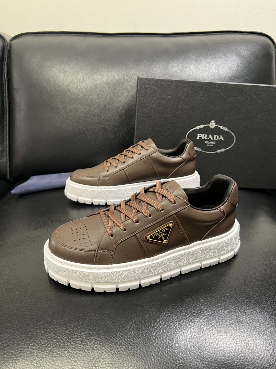 Prada 顶级工艺品，普拉达 专柜同步，原厂配置意大利进口牛皮拼布面料，进口牛皮内里垫，透气舒适，鞋底