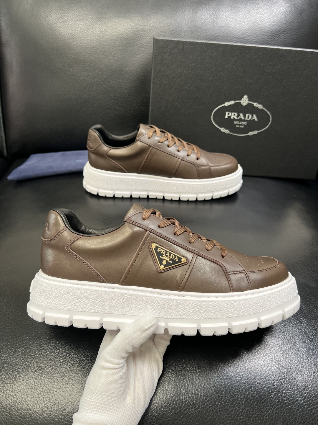 Prada 顶级工艺品，普拉达 专柜同步，原厂配置意大利进口牛皮拼布面料，进口牛皮内里垫，透气舒适，鞋底