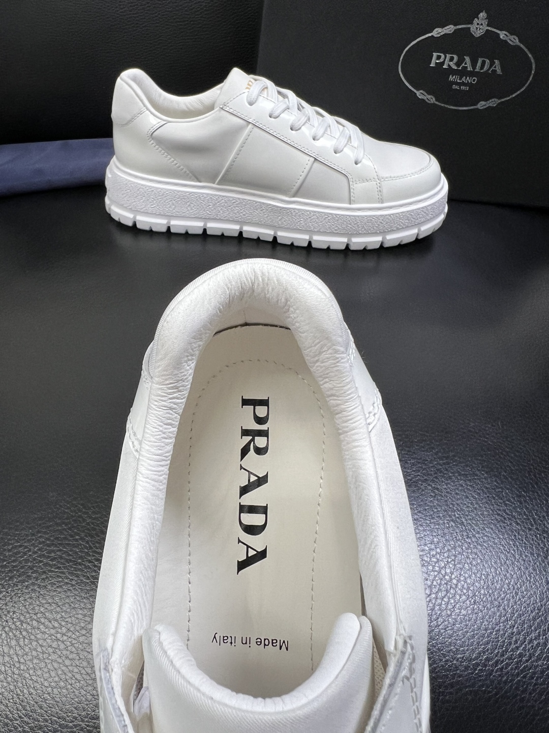 Prada 顶级工艺品，普拉达 专柜同步，原厂配置意大利进口牛皮拼布面料，进口牛皮内里垫，透气舒适，鞋底