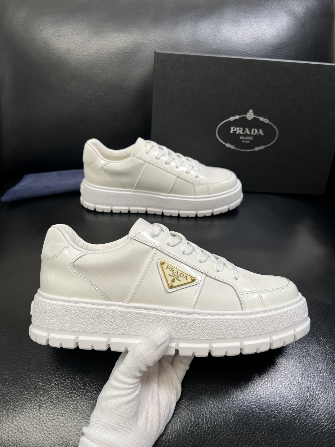 Prada 顶级工艺品，普拉达 专柜同步，原厂配置意大利进口牛皮拼布面料，进口牛皮内里垫，透气舒适，鞋底