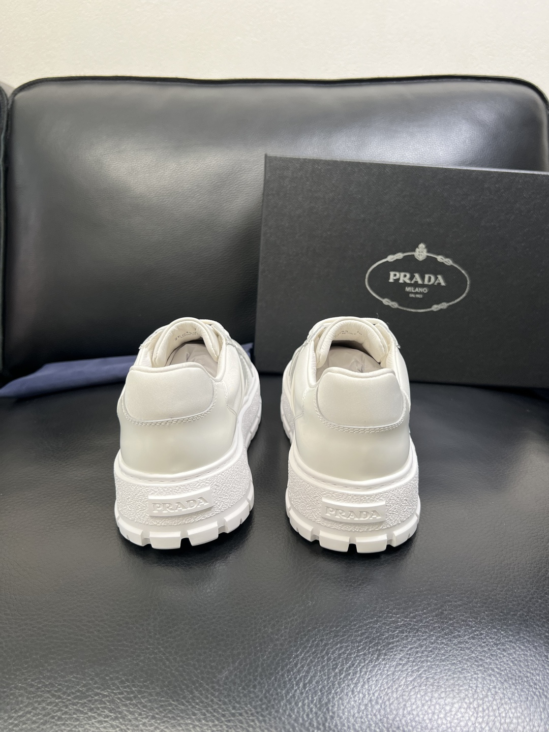 Prada 顶级工艺品，普拉达 专柜同步，原厂配置意大利进口牛皮拼布面料，进口牛皮内里垫，透气舒适，鞋底