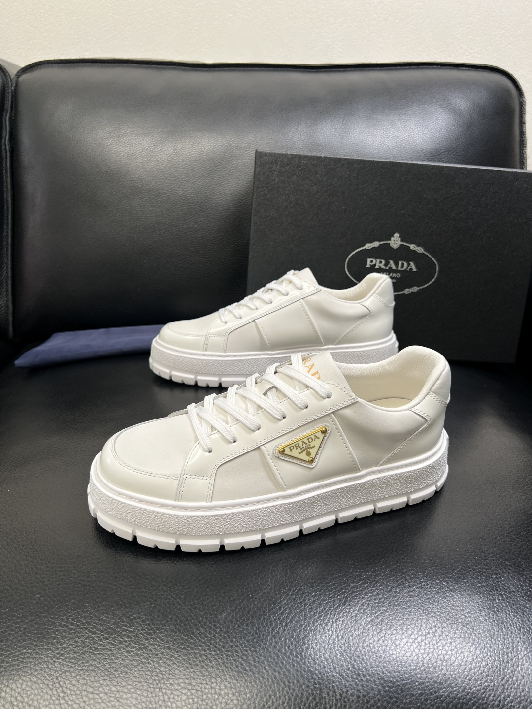 Prada 顶级工艺品，普拉达 专柜同步，原厂配置意大利进口牛皮拼布面料，进口牛皮内里垫，透气舒适，鞋底