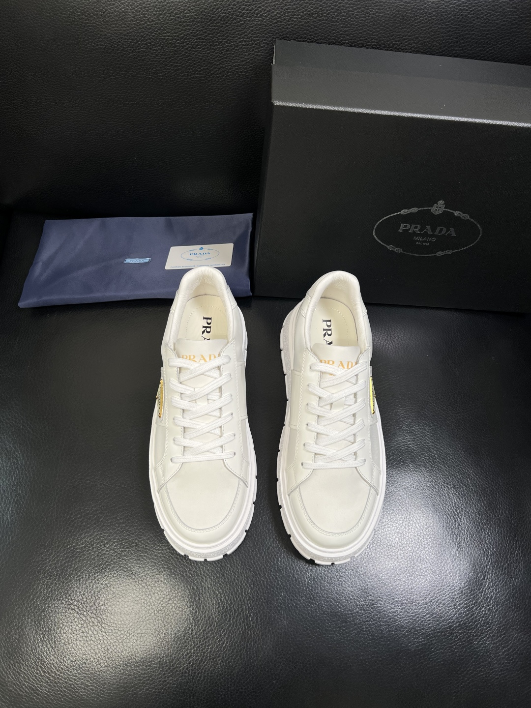 Prada 顶级工艺品，普拉达 专柜同步，原厂配置意大利进口牛皮拼布面料，进口牛皮内里垫，透气舒适，鞋底