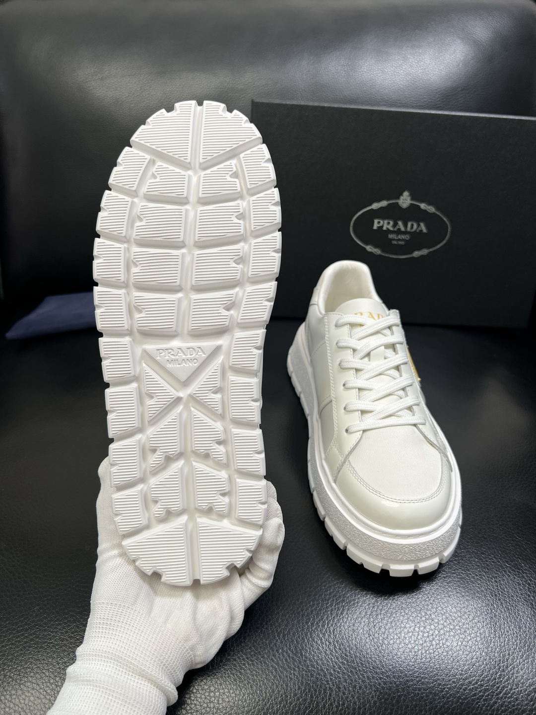 Prada 顶级工艺品，普拉达 专柜同步，原厂配置意大利进口牛皮拼布面料，进口牛皮内里垫，透气舒适，鞋底