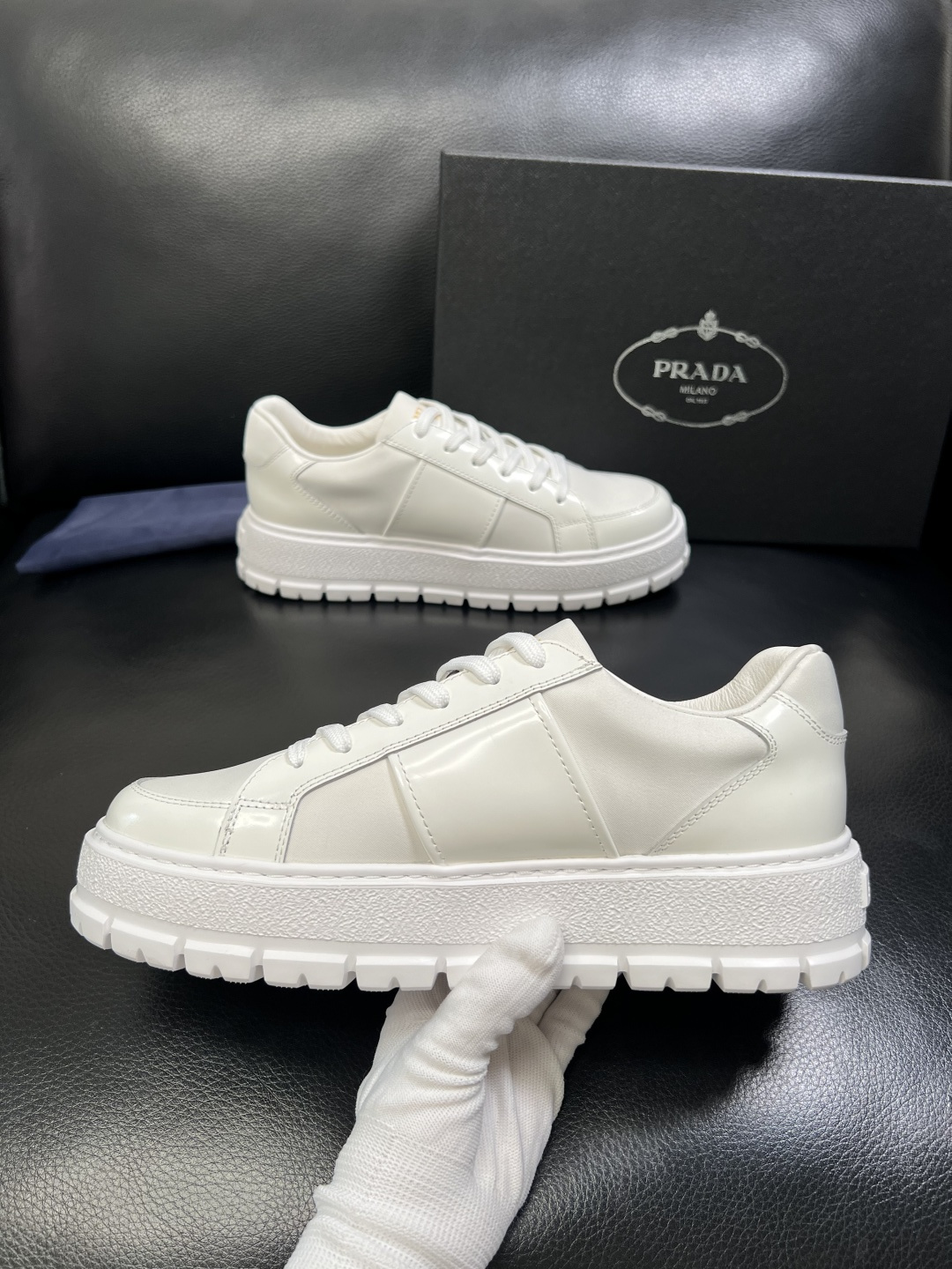 Prada 顶级工艺品，普拉达 专柜同步，原厂配置意大利进口牛皮拼布面料，进口牛皮内里垫，透气舒适，鞋底