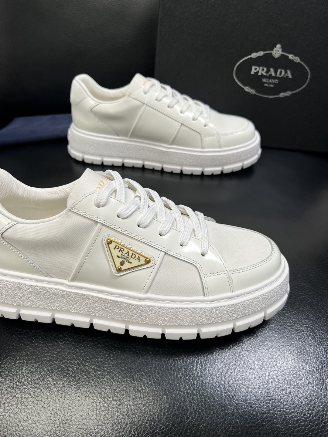 Prada 顶级工艺品，普拉达 专柜同步，原厂配置意大利进口牛皮拼布面料，进口牛皮内里垫，透气舒适，鞋底