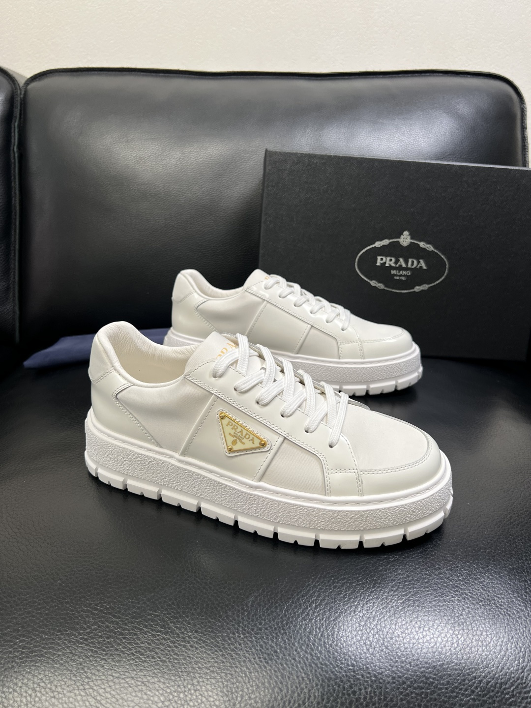 Prada 顶级工艺品，普拉达 专柜同步，原厂配置意大利进口牛皮拼布面料，进口牛皮内里垫，透气舒适，鞋底