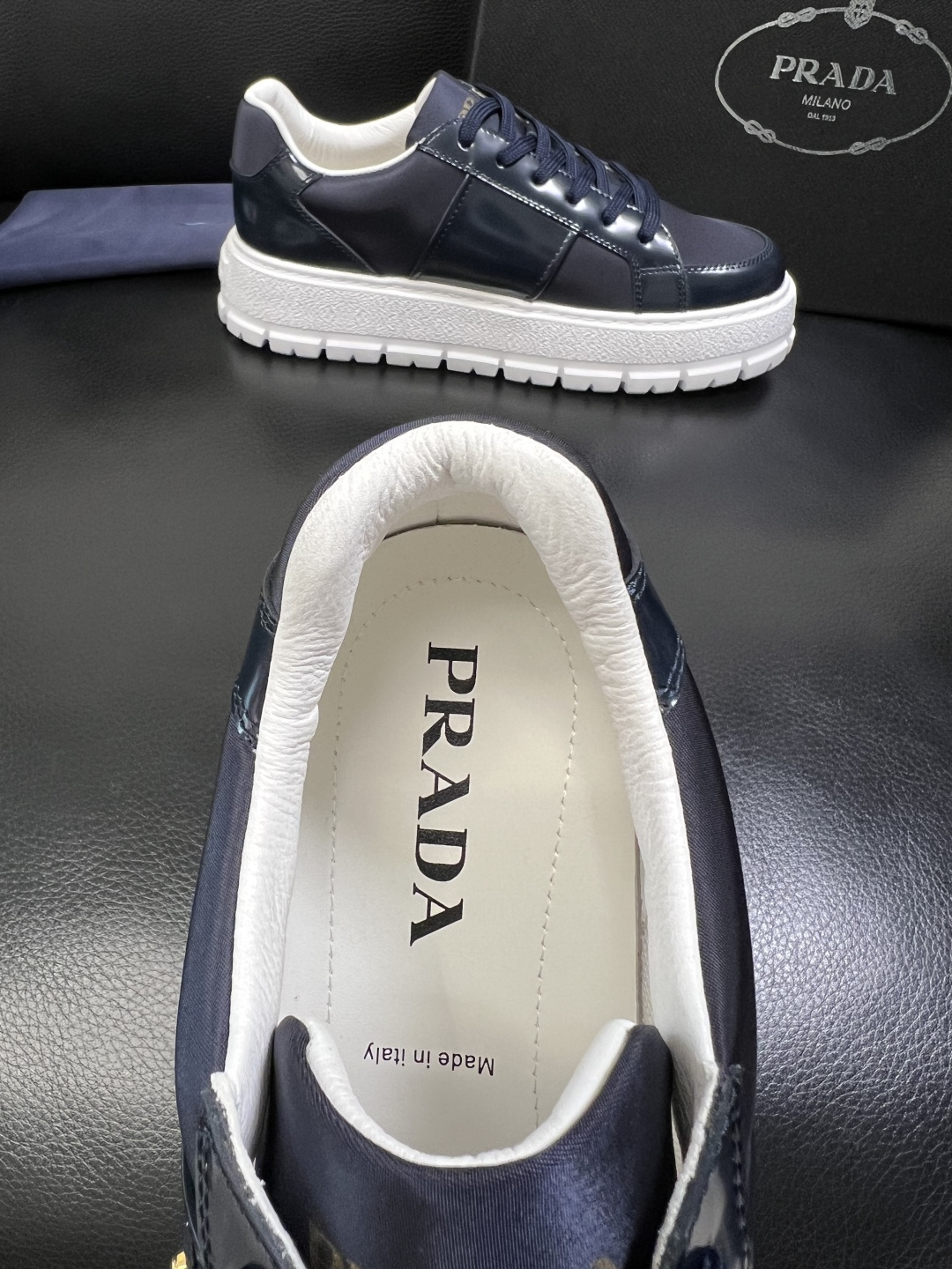 Prada 顶级工艺品，普拉达 专柜同步，原厂配置意大利进口牛皮拼布面料，进口牛皮内里垫，透气舒适，鞋底