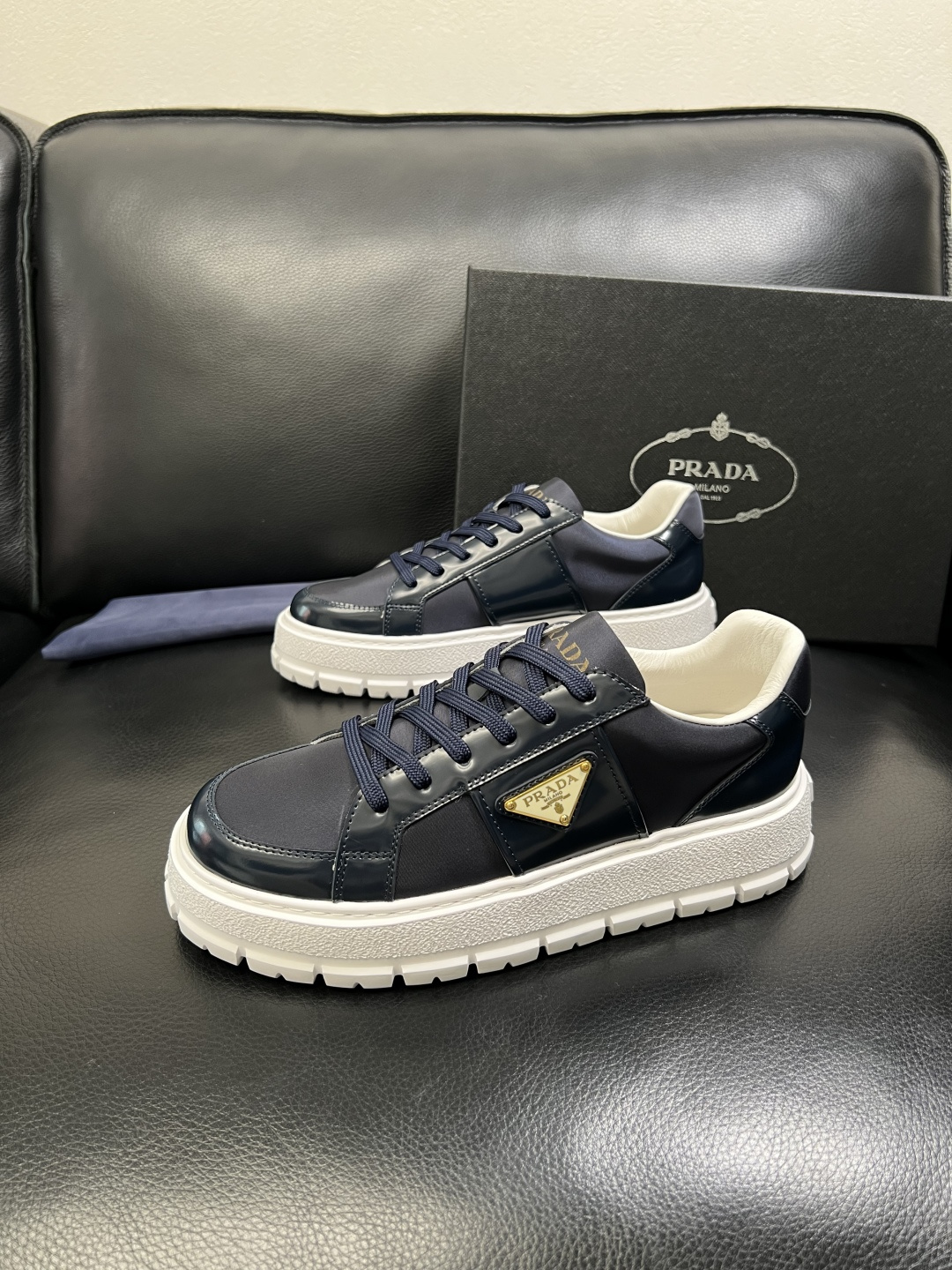 Prada 顶级工艺品，普拉达 专柜同步，原厂配置意大利进口牛皮拼布面料，进口牛皮内里垫，透气舒适，鞋底