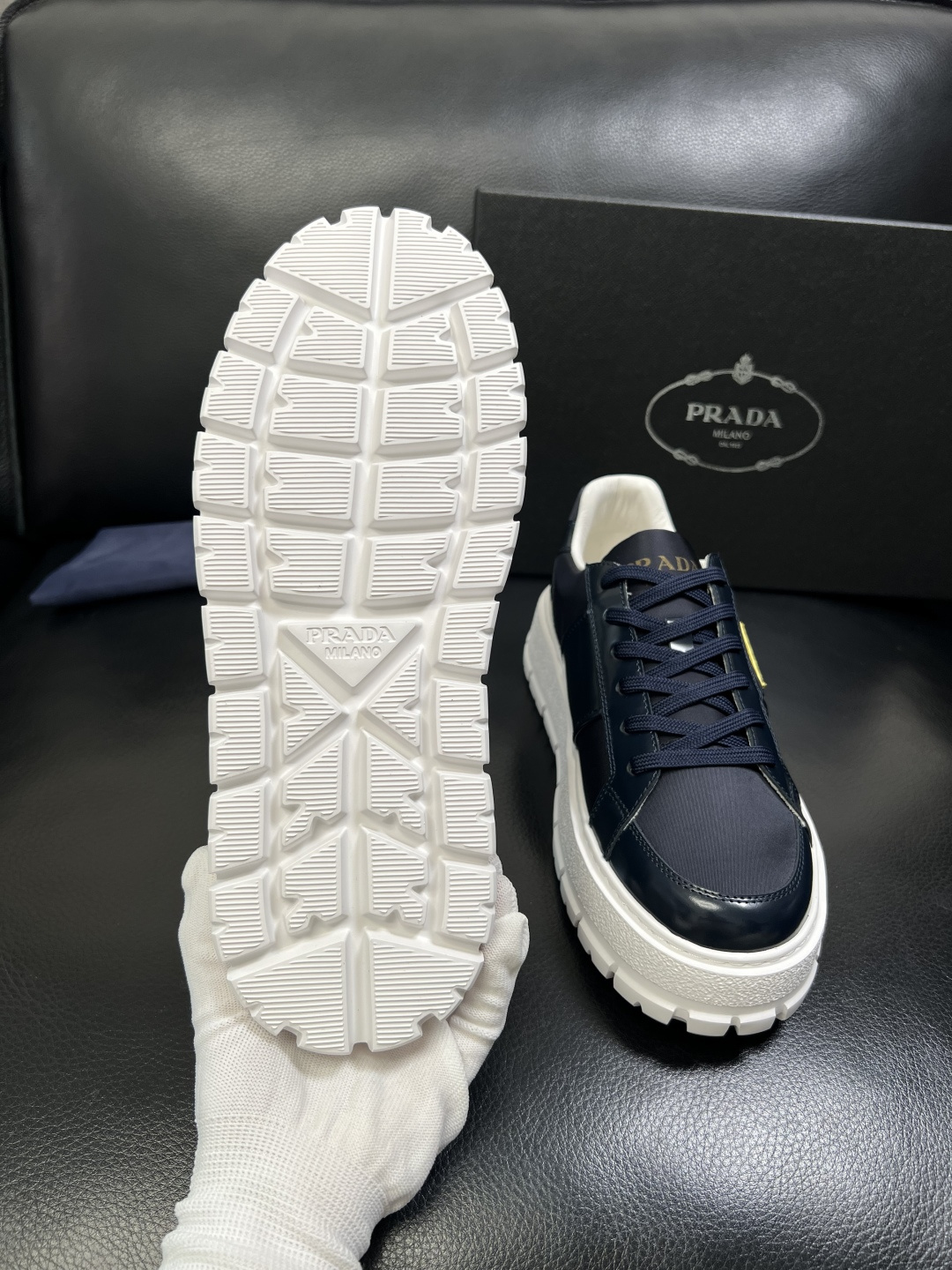 Prada 顶级工艺品，普拉达 专柜同步，原厂配置意大利进口牛皮拼布面料，进口牛皮内里垫，透气舒适，鞋底