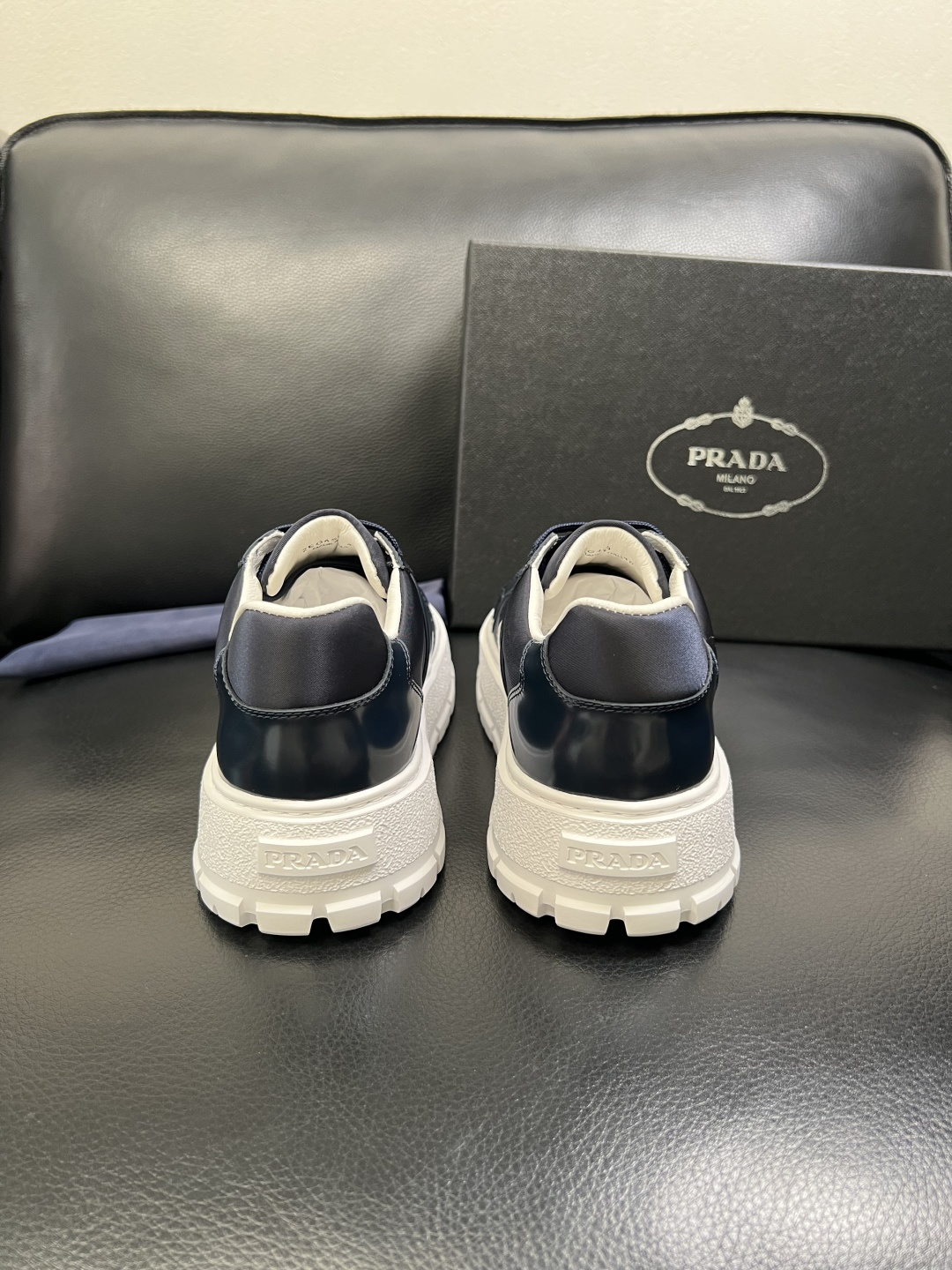 Prada 顶级工艺品，普拉达 专柜同步，原厂配置意大利进口牛皮拼布面料，进口牛皮内里垫，透气舒适，鞋底