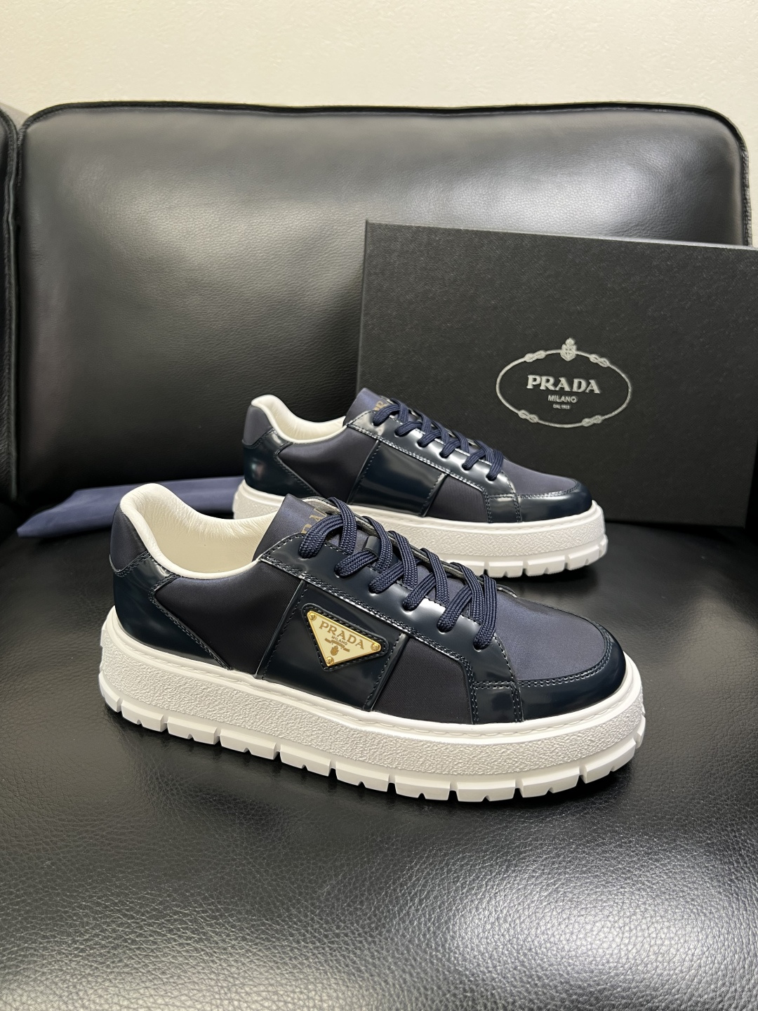 Prada 顶级工艺品，普拉达 专柜同步，原厂配置意大利进口牛皮拼布面料，进口牛皮内里垫，透气舒适，鞋底