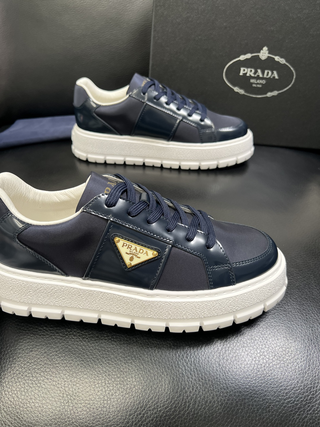 Prada 顶级工艺品，普拉达 专柜同步，原厂配置意大利进口牛皮拼布面料，进口牛皮内里垫，透气舒适，鞋底