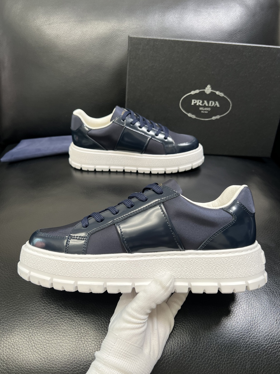 Prada 顶级工艺品，普拉达 专柜同步，原厂配置意大利进口牛皮拼布面料，进口牛皮内里垫，透气舒适，鞋底