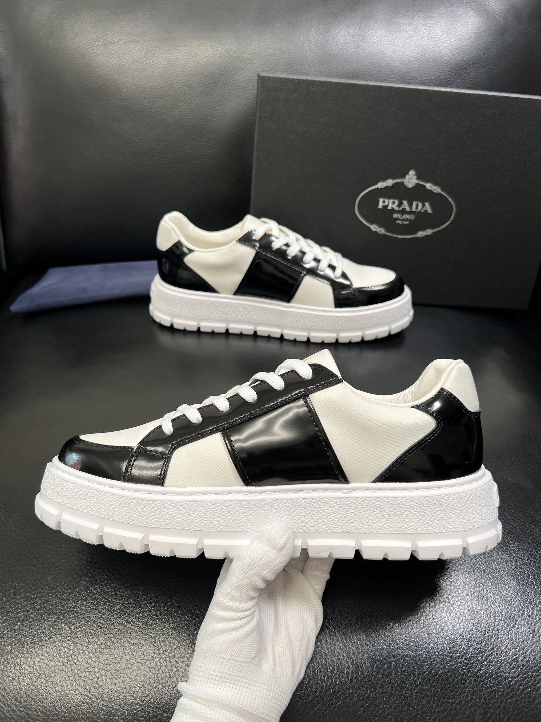 Prada 顶级工艺品，普拉达 专柜同步，原厂配置意大利进口牛皮拼布面料，进口牛皮内里垫，透气舒适，鞋底