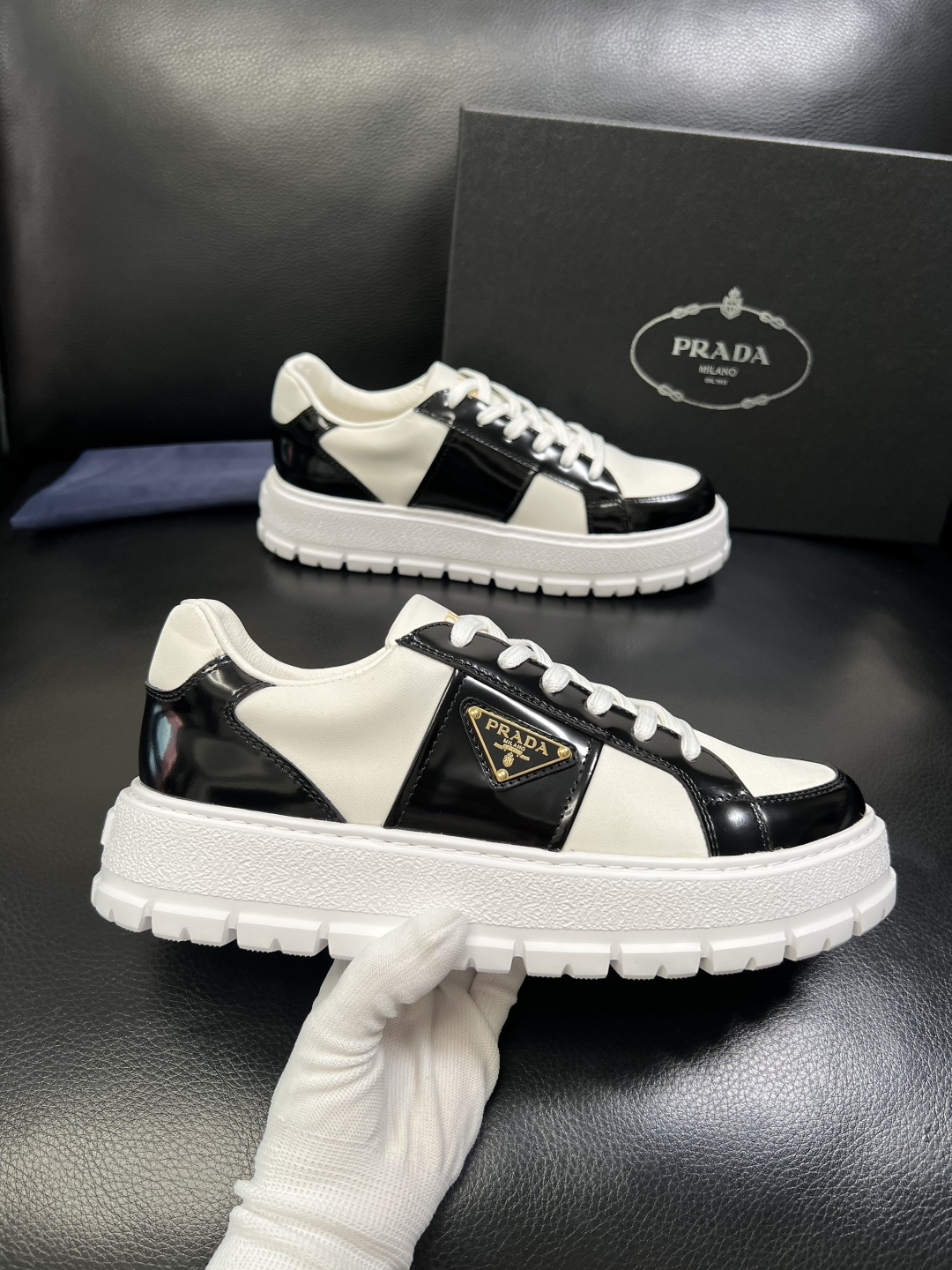 Prada 顶级工艺品，普拉达 专柜同步，原厂配置意大利进口牛皮拼布面料，进口牛皮内里垫，透气舒适，鞋底
