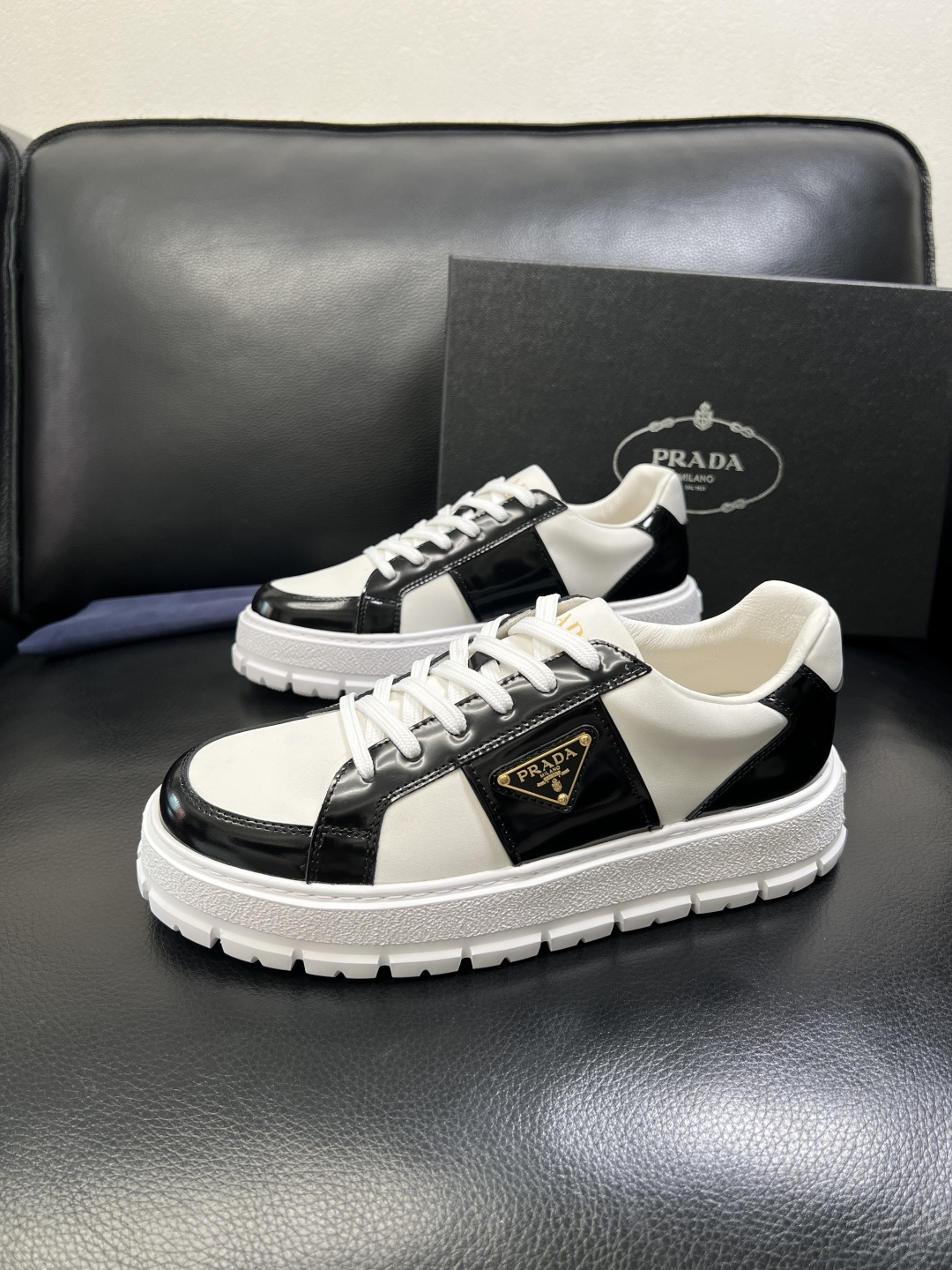 Prada 顶级工艺品，普拉达 专柜同步，原厂配置意大利进口牛皮拼布面料，进口牛皮内里垫，透气舒适，鞋底